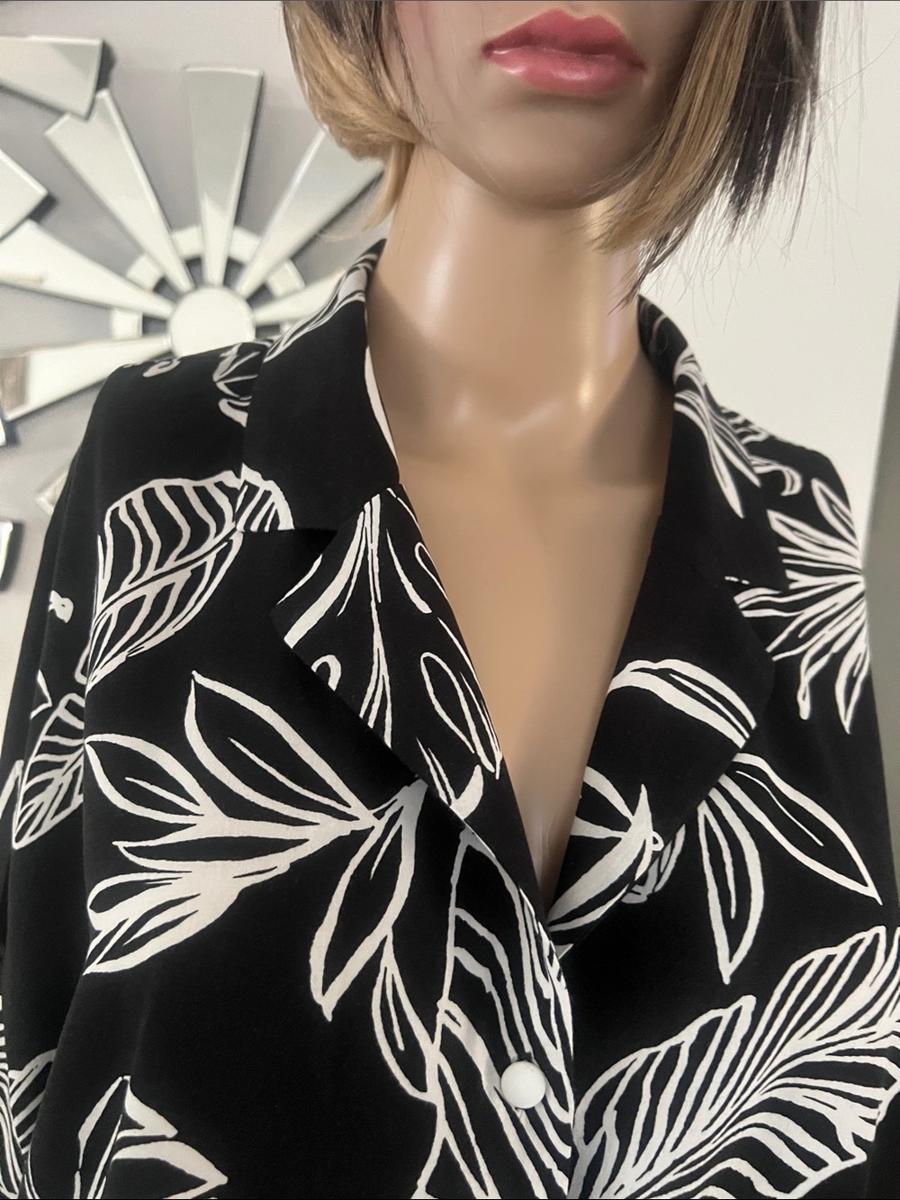 FOREVER 21
Contemporary ,Black & White Tropical Print Button-Up Shirt size XL